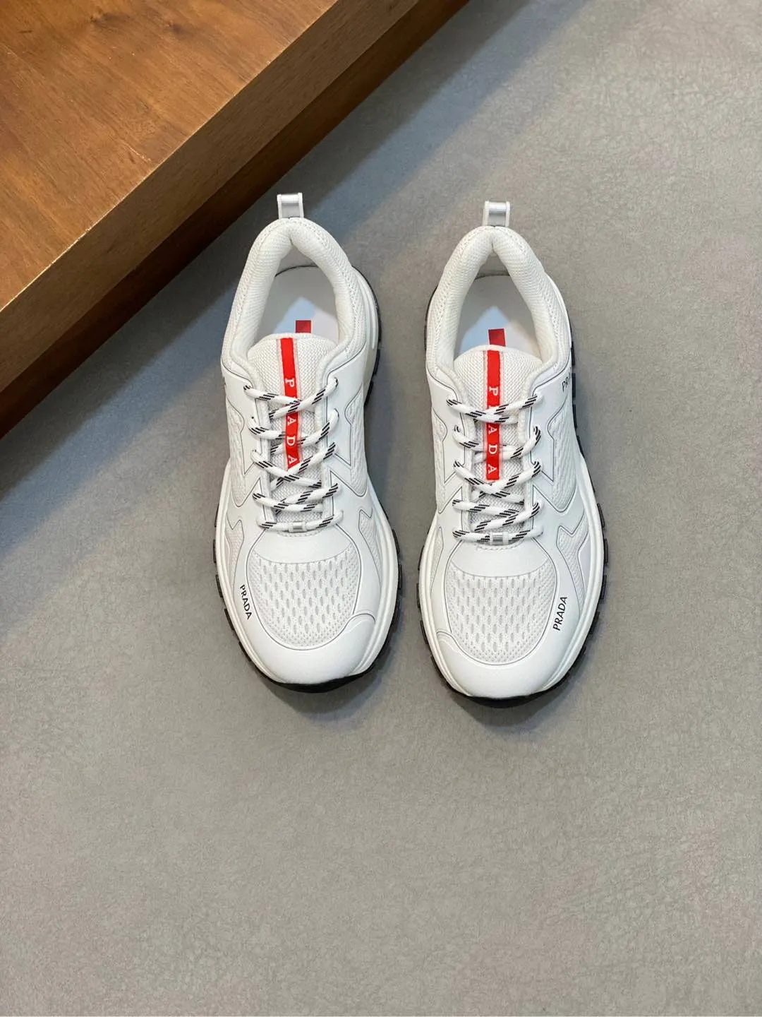 Men's Men's Shoes 💰780 Prada/Prada Men's Leather Casual Sports Shoes, great products made in Guangzhou! Made of imported solid-color calfskin stitched with mesh cowhide upper, three-dimensional geometric segmentation, precision manufacturing, even stitching, the leather texture can be seen at a glance, multi-color splicing, fashionable and generous, soft, comfortable and breathable, decorated with the PRADA letter logo on the outside. The tongue is decorated with the classic letter logo, and the heel is decorated with a fabric strap. It is a classic sports shoe shape of the P family, with a fabric lining, a cowhide footbed with a silver logo, and an exclusive rubber outsole of the P family. The details are carefully crafted, making it a versatile item for travel! Comes with original box and dust bag! Multiple colors available! Size: 39-40-41-42-43-44 standard leather shoe size